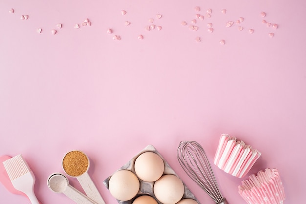 Zdjęcie ramka składników spożywczych do pieczenia na delikatnie różowej, pastelowej powierzchni