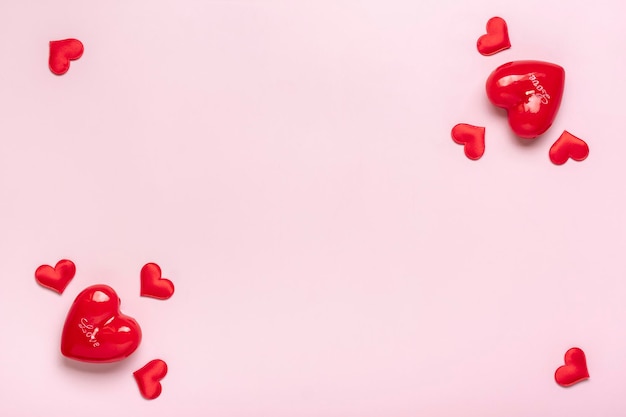 Ramka w kształcie serca w kształcie czerwonej świecy na różowym tle