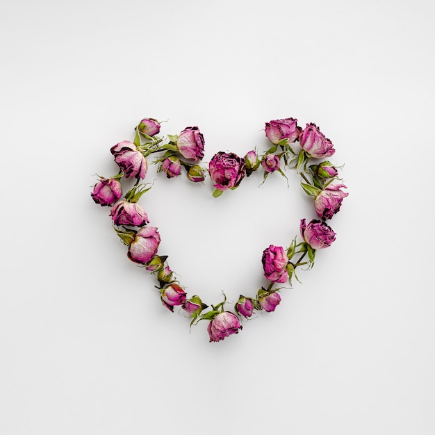 Ramka w kształcie serca wykonana z suszonych róż. Walentynki i koncepcja miłości