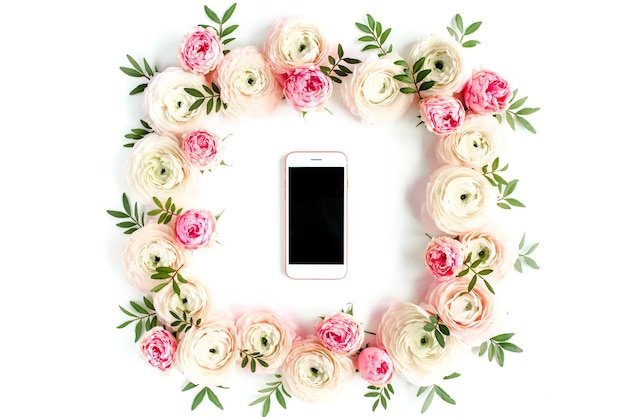 Zdjęcie ramka w kwiatowy wzór wykonana z różowego jaskieru i pąków kwiatowych róż na białym tle widok z góry na płasko ułożony kwiatowy tło
