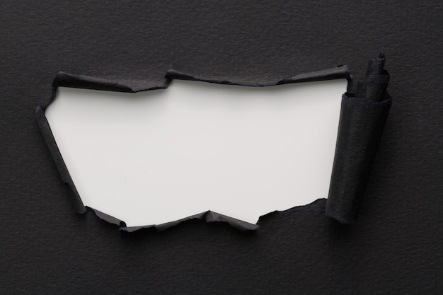 Zdjęcie ramka z podartego papieru z podartymi krawędziami okno tekstu z przestrzenią do kopiowania kolory czarno-białe strzępy stron notesu abstrakcyjne tło