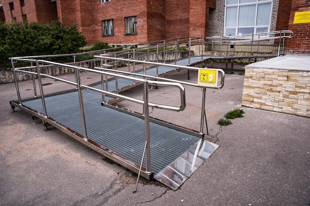 Rampa dla osób niepełnosprawnych w pobliżu budynku użyteczności publicznej