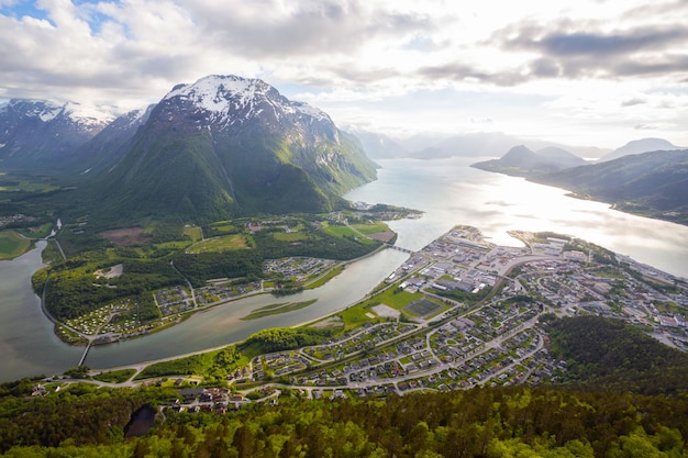 Rampestreken. Piękne Widoki Na Romsdalsfjorden I Andalsnes W Norwegii