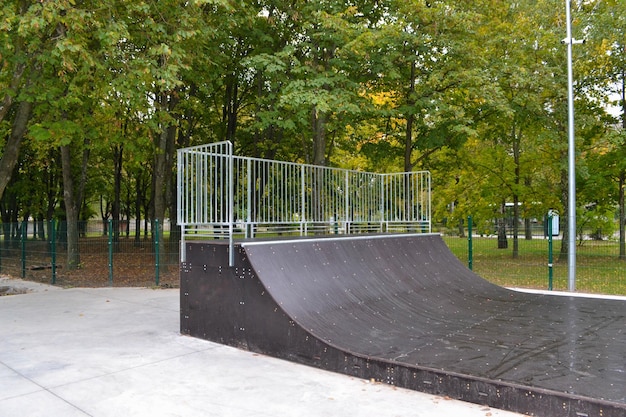 Rampy skateparku w parku jesienią