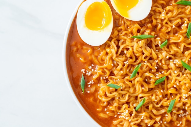 Ramyeon Czyli Koreański Makaron Błyskawiczny Z Jajkiem - Po Koreańsku