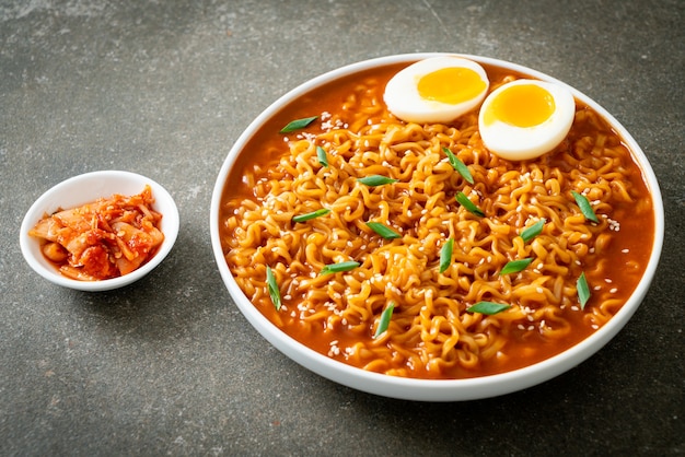 Ramyeon czyli koreański makaron błyskawiczny z jajkiem - po koreańsku