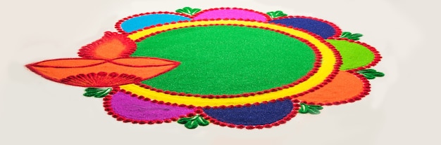 Rangoli Design wykonany z pudrowych kolorów podczas festiwali Diwali, Onam, Pongal