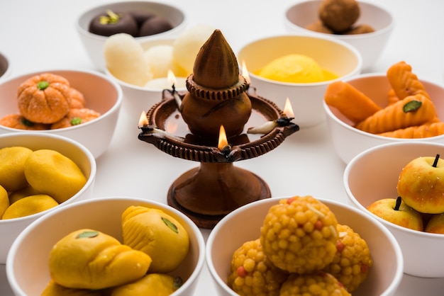 Rangoli Różnych Indyjskich Słodyczy Lub Mithai W Misce Na Diwali Lub Inne święta, Selektywne Skupienie