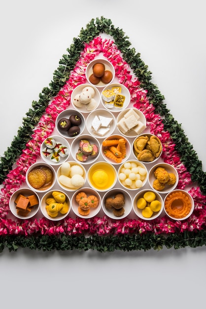Rangoli różnych indyjskich słodyczy lub mithai w misce na Diwali lub inne święta, selektywne skupienie
