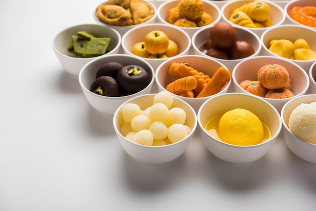 Rangoli różnych indyjskich słodyczy lub mithai w misce na Diwali lub inne święta, selektywne skupienie