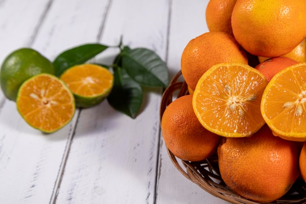 Zdjęcie rangpur citrus limonia lub citrus reticulata medica czasami nazywany rangpur lime mandarynka lub lemandarin jest hybrydą mandarynki i cytronu