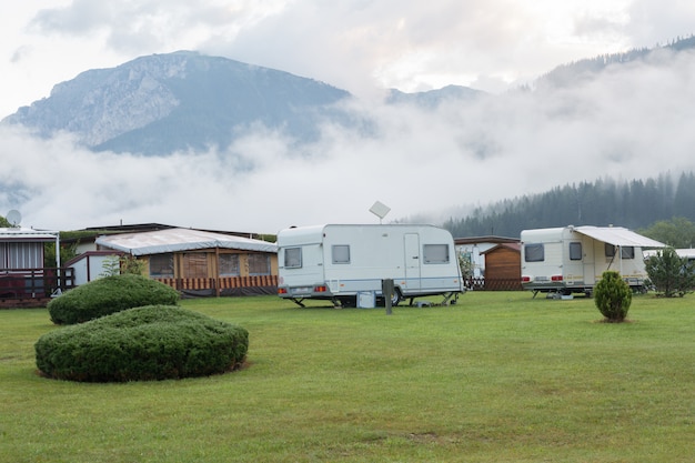 Ranku Krajobraz Z Campingiem W Górach