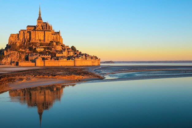 Ranku światło na Mont Saint Michel w Normandy, Francja