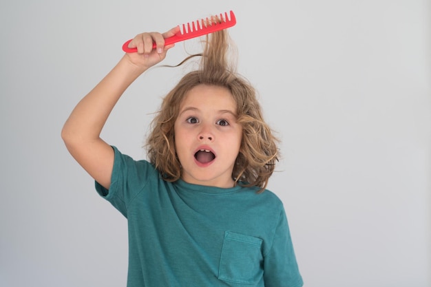 Rano dzieci po prysznicu dziecko z grzebieniem i problematycznymi włosami Szampon dla dzieci włosy nie rozczesują się bez