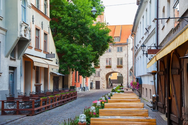 Rano letnia ulica na starym mieście w Rydze, Łotwa