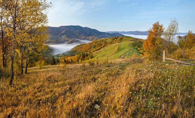 Rano mgliste chmury jesienią górskich krajobrazów Ukraina Karpaty Zakarpacie