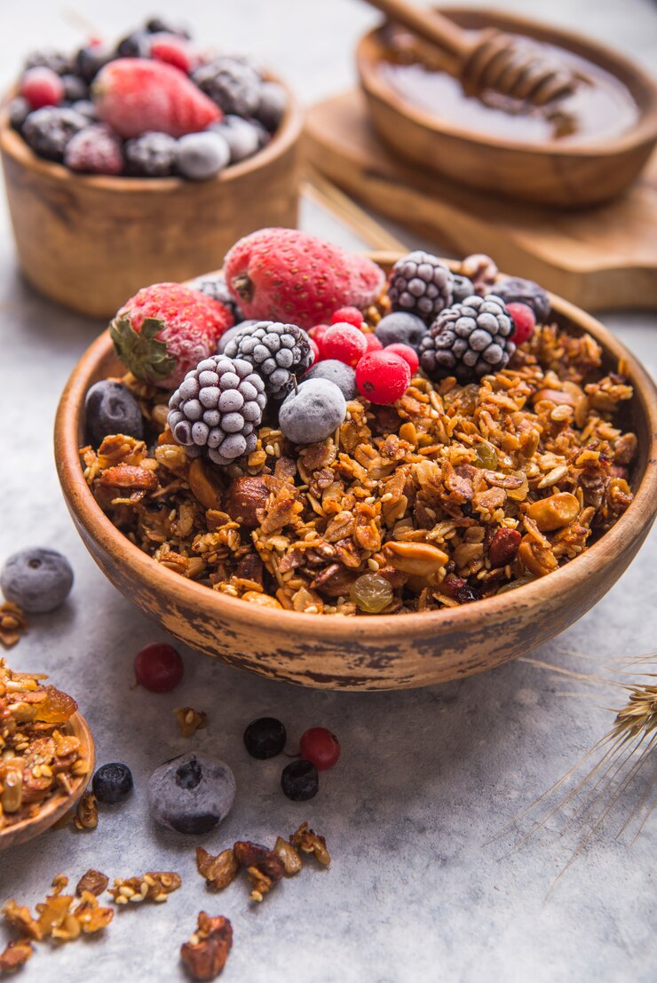 Zdjęcie rano muesli i jagody w misce