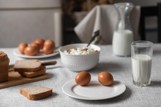 Rano rodzinne śniadanie, lniany obrus i naturalne, zdrowe produkty