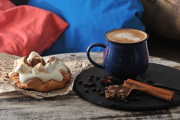 Rano Śniadanie w kawiarni cappuccino w kubku z pianką mleczną