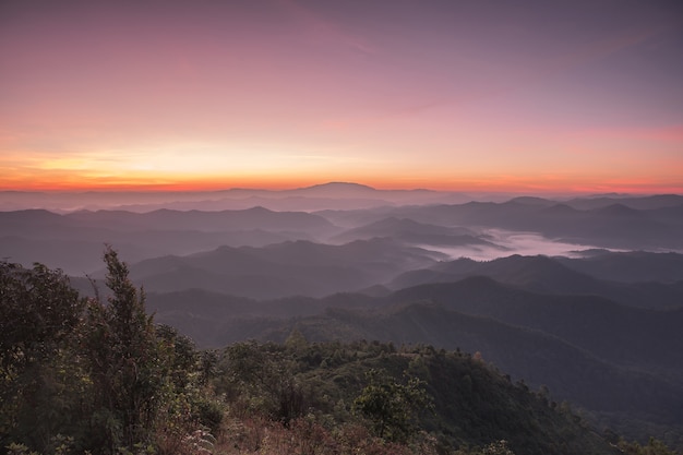 rano w górach w Tajlandii