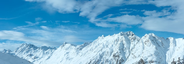 Rano zimowy krajobraz Alp Silvretta. Ośrodek narciarski Silvrettaseilbahn AG Ischgl, Tyrol, Austria. Panorama.