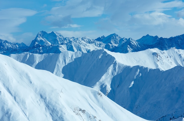 Rano zimowy krajobraz Alp Silvretta. Ośrodek narciarski Silvrettaseilbahn AG Ischgl, Tyrol, Austria.