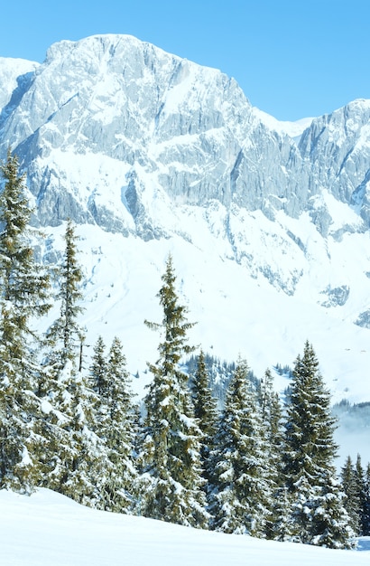 Zdjęcie rano zimowy krajobraz górski z chmurami poniżej doliny hochkoenig, austria