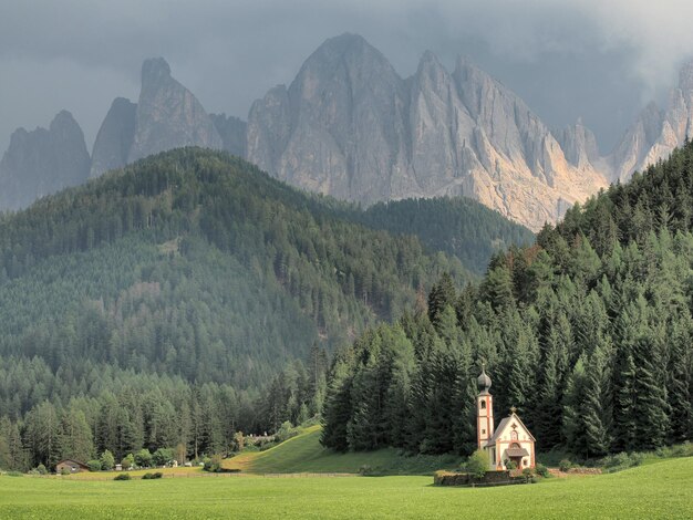 Ranui kościół w południowym tyrolu funes dolomity dolomity włochy