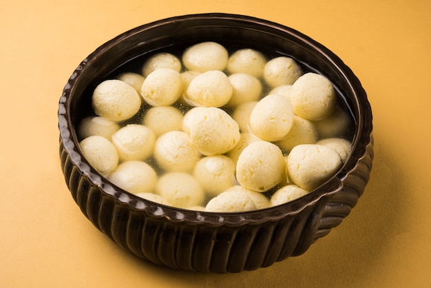 Rasgulla lub rosogulla - indyjskie słodkie jedzenie