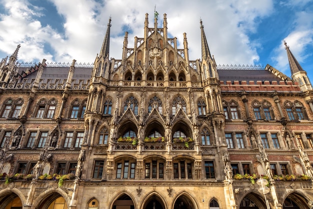 Rathaus lub Nowy Ratusz na placu Marienplatz w Monachium, Bawaria, Niemcy