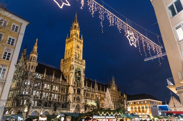 Rathaus w Monachium z choinką i dekoracjami