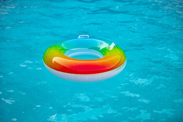 Ratowanie życia na wodzie pomaga w tonącym basenie z gumowym kółkiem bezpieczeństwa!