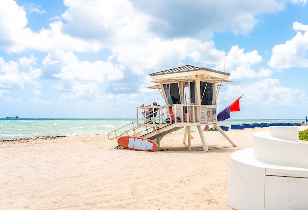 Ratownika wierza w południe plaży w fort lauderdale Floryda, usa