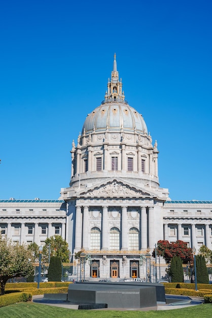 Ratusz miasta San Francisco z architekturą Beaux Arts i wielką kopułą
