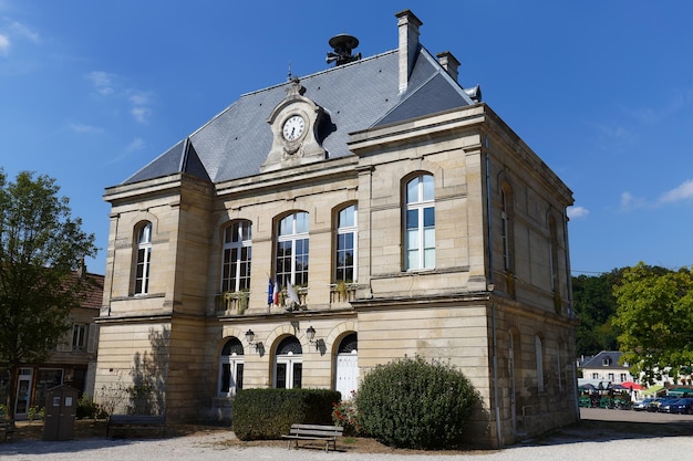 Ratusz Pierrefonds z zegarem i syreną ostrzegawczą na dachu Francja