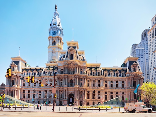 Ratusz w Filadelfii i turyści na Penn Square. Pensylwania, USA.