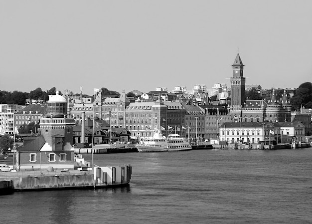 Ratusz w Helsingborgu i widok na port w Szwecji w trybie monochromatycznym