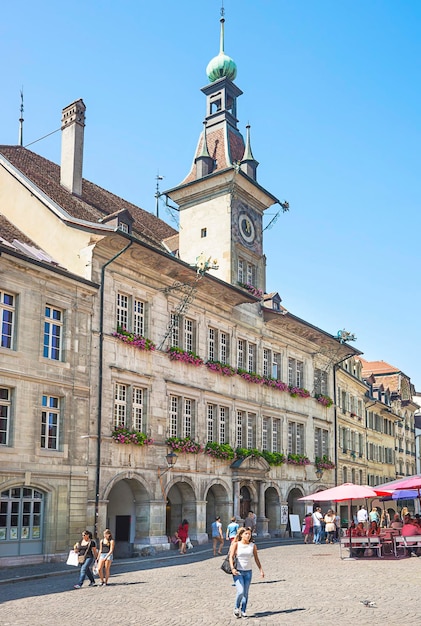 Ratusz w Lozannie (Hotel de Ville) latem z widokiem na ulicę