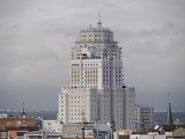 Ratusz w Madrycie, punkt orientacyjny architektury Pałacu Komunikacji, widok z góry w słoneczny dzień w Hiszpanii.