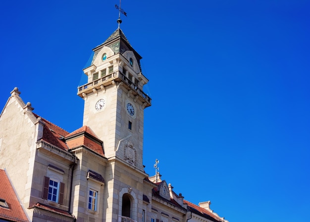 Ratusz w mieście Leibnitz w Styrii w Austrii. Architektura uliczna. Błękitne niebo w tle.