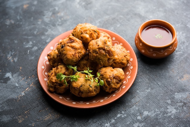 Zdjęcie rava bhajj lub bhajiya znany również jako suji pakoda lub kasza manna pakora, podawany z keczupem pomidorowym. selektywne skupienie