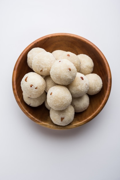 Rava Laddu lub Semolina Laddoo lub Rawa Ladu, popularne słodkie danie z Maharashtra w Indiach
