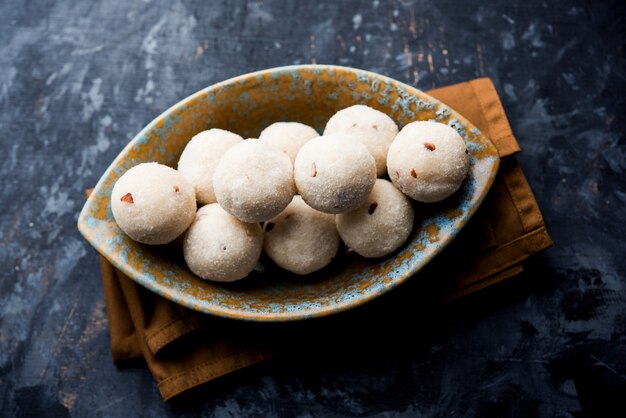 Rava Laddu lub Semolina Laddoo lub Rawa Ladu, popularne słodkie danie z Maharashtra w Indiach