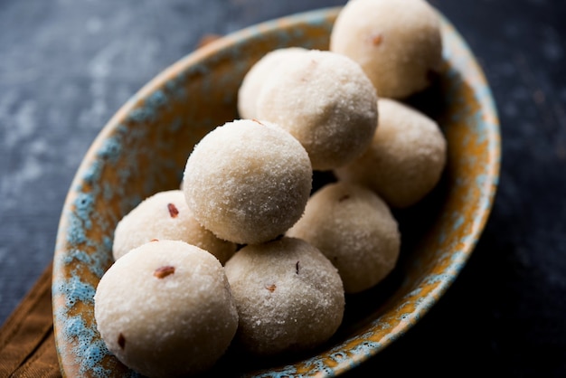 Rava Laddu lub Semolina Laddoo lub Rawa Ladu, popularne słodkie danie z Maharashtra w Indiach