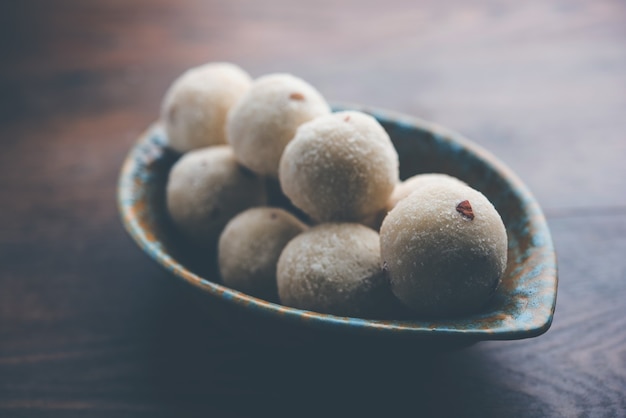 Rava Laddu lub Semolina Laddoo lub Rawa Ladu, popularne słodkie danie z Maharashtra w Indiach