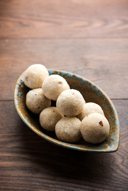 Rava Laddu lub Semolina Laddoo lub Rawa Ladu, popularne słodkie danie z Maharashtra w Indiach