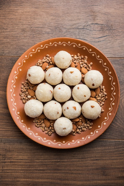 Rava Laddu lub Semolina Laddoo lub Rawa Ladu, popularne słodkie danie z Maharashtra w Indiach