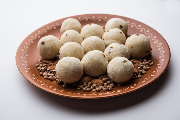 Rava Laddu lub Semolina Laddoo lub Rawa Ladu, popularne słodkie danie z Maharashtra w Indiach