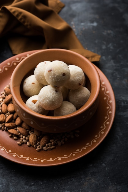 Rava Laddu lub Semolina Laddoo lub Rawa Ladu, popularne słodkie danie z Maharashtra w Indiach