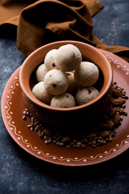 Rava Laddu lub Semolina Laddoo lub Rawa Ladu, popularne słodkie danie z Maharashtra w Indiach